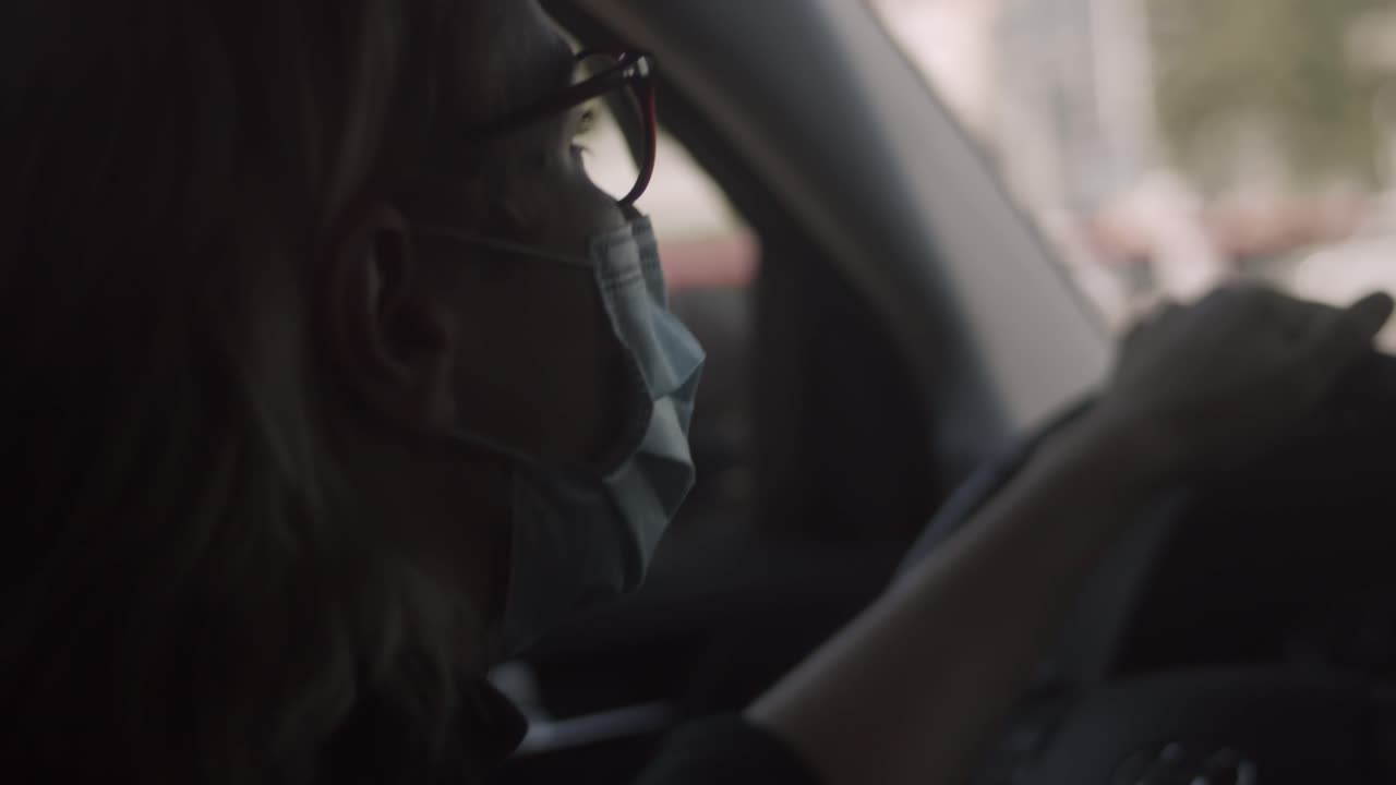 mujer enferma con mascarilla y anteojos yendo a casa y conduciendo en la ciudad