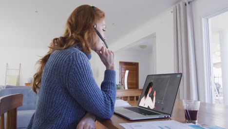 Estudiante-Caucásica-Usando-Una-Computadora-Portátil-Y-Un-Auricular-De-Teléfono-En-Una-Videollamada-Con-Una-Maestra