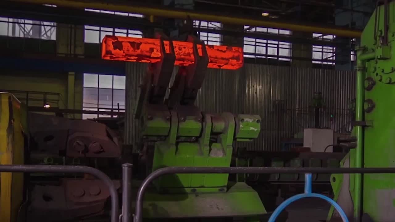 철강 공장에서의 뜨거운 금속 가공