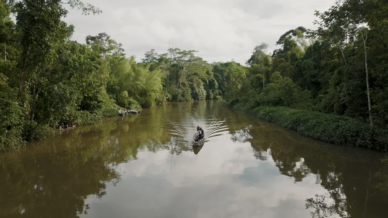 toma aérea de 4k de drones moviéndose con el velero en el río amazonas y el bosque tropical en ambos lados del río