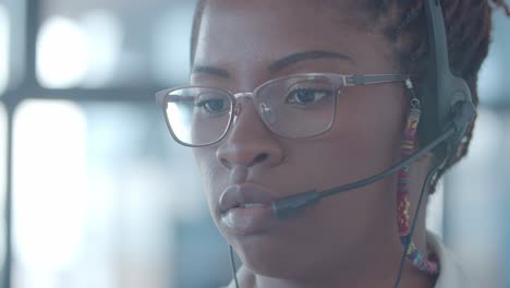 cara del trabajador del centro de llamadas afroamericano poniéndose los auriculares