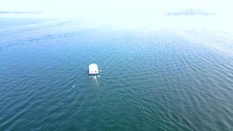 Touristenort-Patratu-Damm-Und-Wassersportaktivitäten,-Luftaufnahme