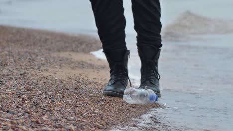 Frau-Liest-Müll-Am-Meer