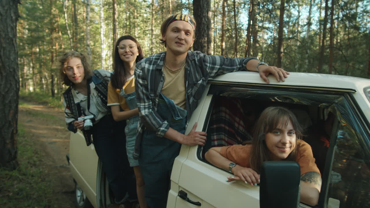 Jeunes amis posant pour l'appareil photo dans une caravane