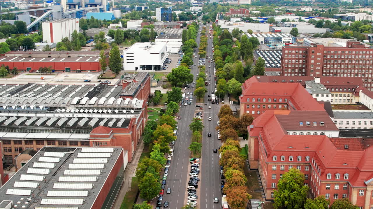 Luftdronebillede af Siemensstadt, Berlin, Tyskland. Boligområde med grønne områder, bygninger og kraftværk i det fjerne