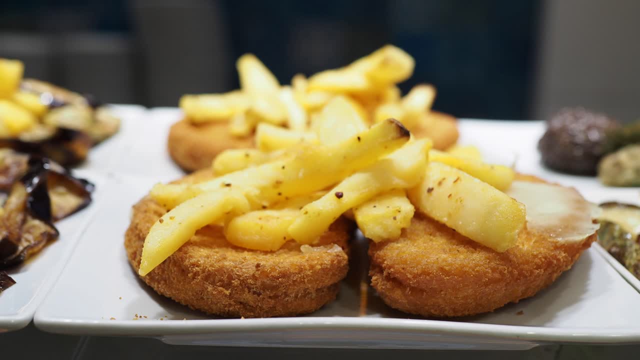 Pratos de Bife à Milanesa com Batatas Fritas e Vegetais Grelhados