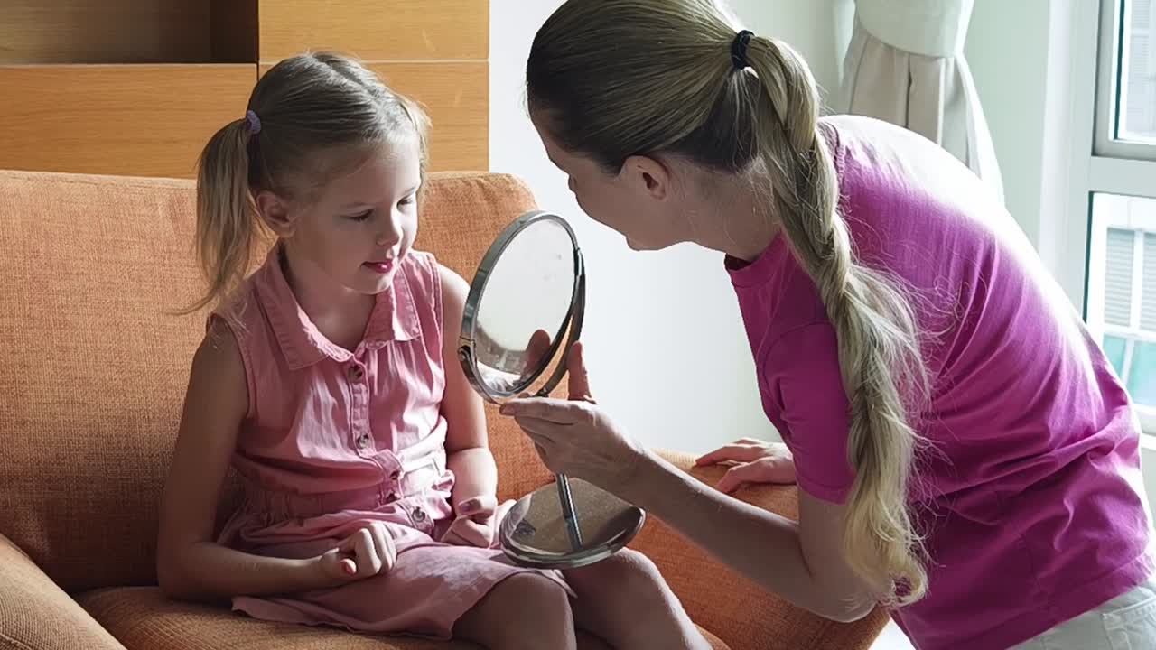 mãe ajudando filha com maquiagem