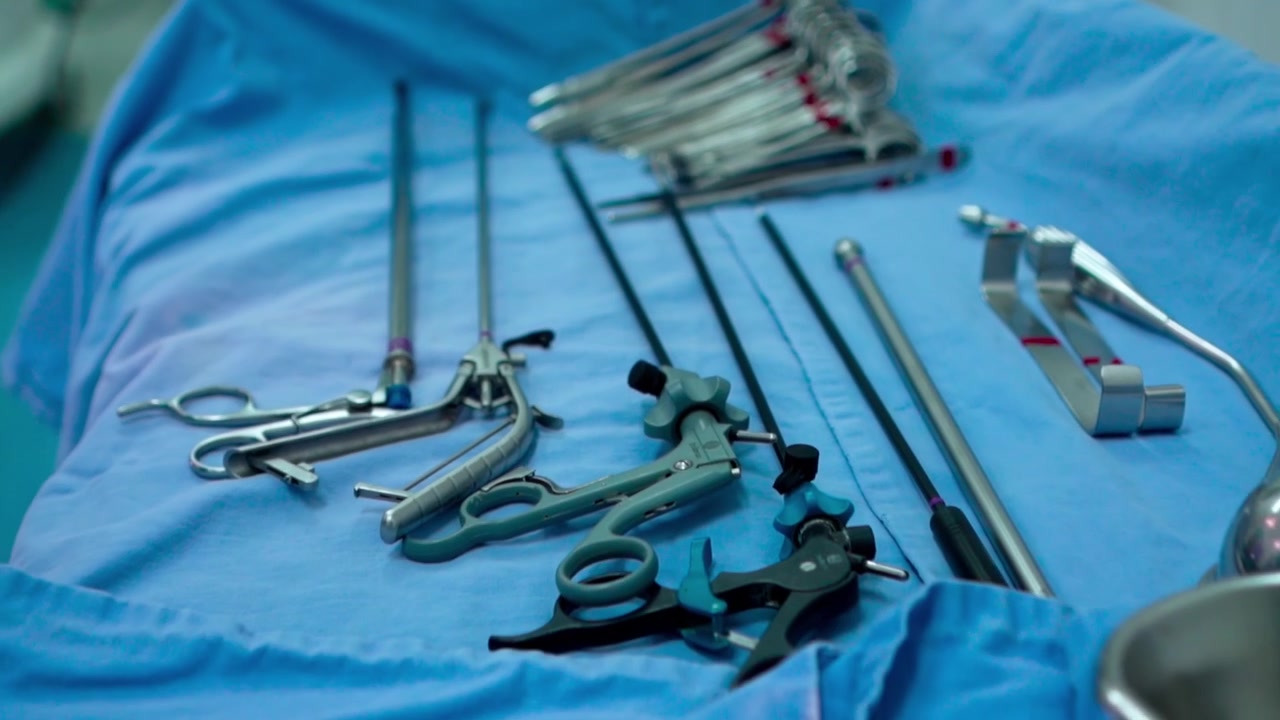 PLANO DETALHE EM CÂMARA LENTA E CLOSE-UP DE EQUIPAMENTO MÉDICO NUMA SALA DE OPERAÇÕES