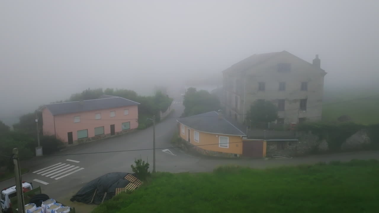 Scena di un villaggio rurale nebbioso