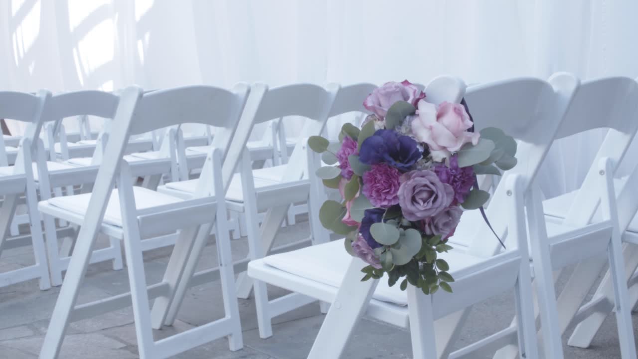 Vista posteriore di sedie bianche in fila in una grande sala per un matrimonio