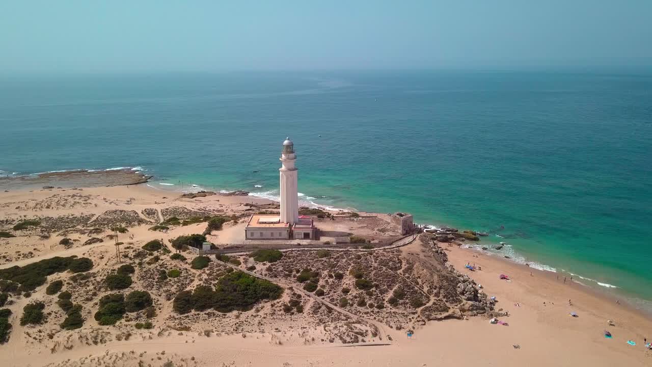 vista aérea de la playa y el faro histórico en el cabo de trafalgar en cádiz, españa