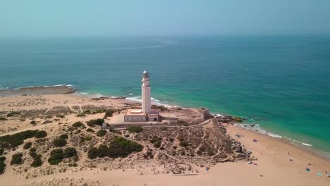 Vista-Aérea-De-La-Playa-Y-El-Faro-Histórico-En-El-Cabo-De-Trafalgar-En-Cádiz,-España