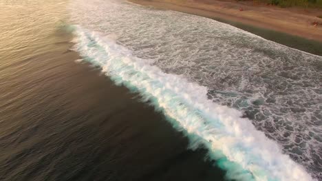 sorvolando il surf al tramonto