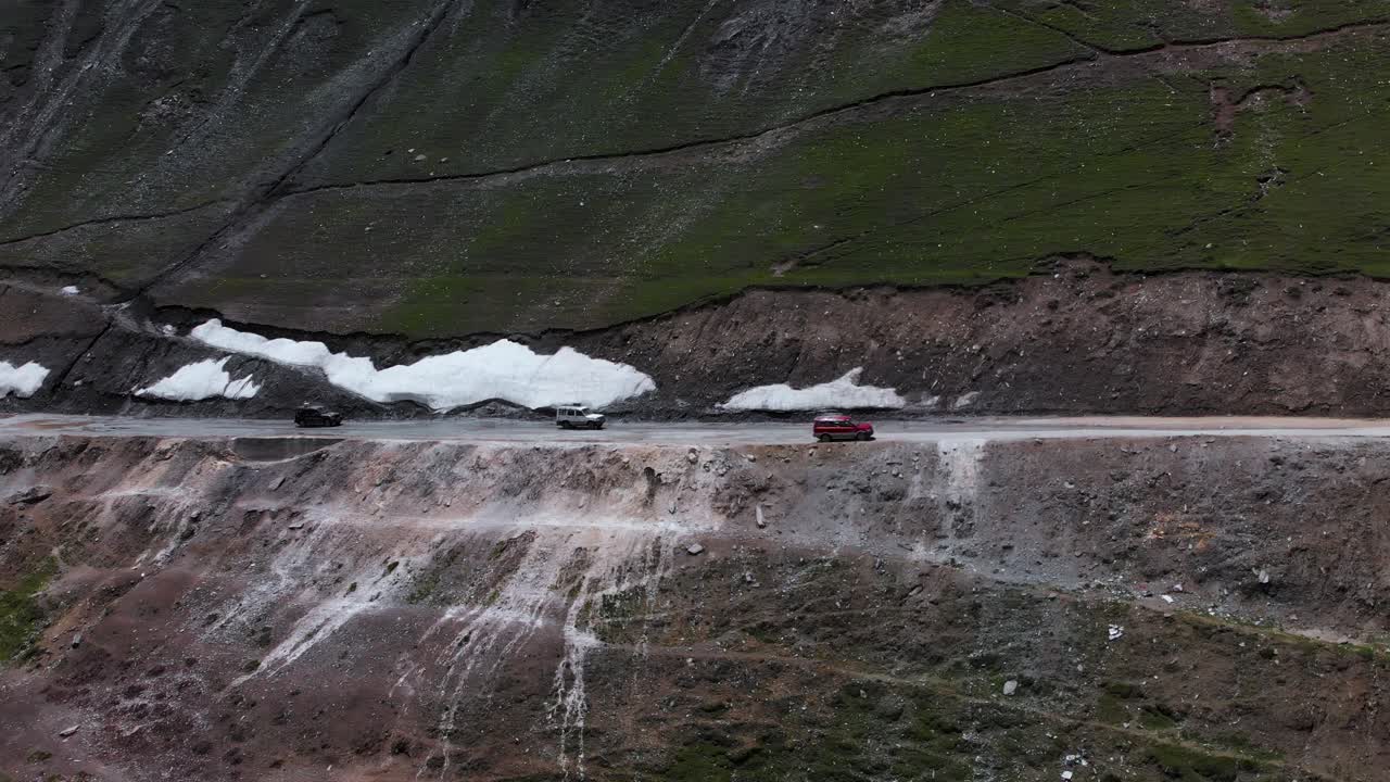 인도 라다크 의 고도 산악 도로 에서 차 들 이 가로지르고 있다
