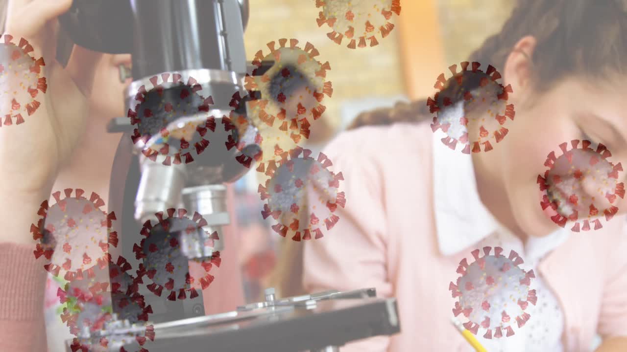 실험실에서 현미경을 사용하여 어린 소녀에 대한 코로나19 세포