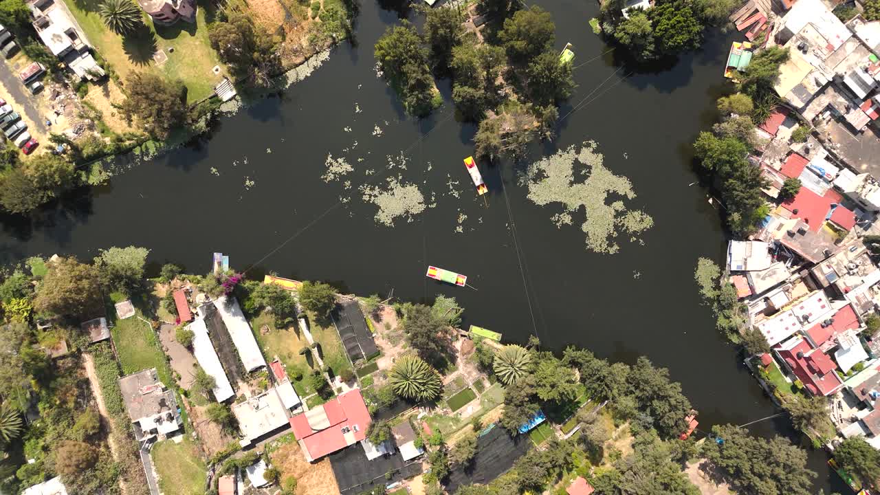 vista de lagunas, canales y trajineras en el área de xochimilco de cdmx