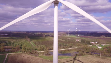 Luftaufnahmen-Von-Windkraftanlagen-Mit-Drohnen,-Die-In-Die-Höhe-Steigen,-Während-Sich-Die-Windkraftanlage-Dreht,-Um-Erneuerbare-Energie-Zu-Erzeugen