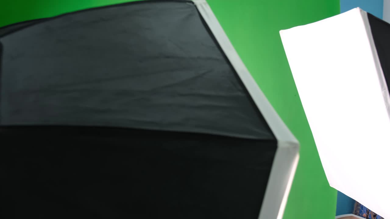 luz suave del estudio en el soporte del trípode. iluminación del equipo del estudio. pantalla verde. toma de primer plano.