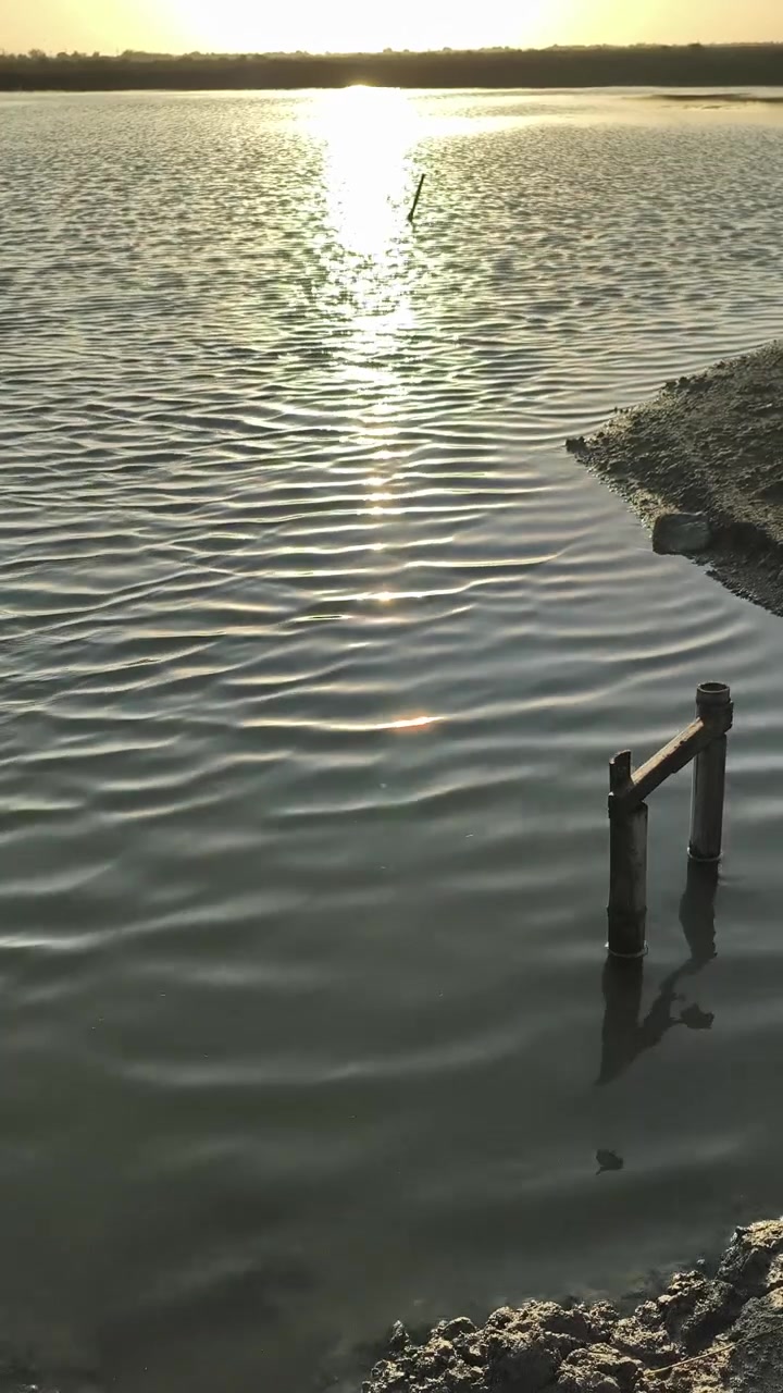 Luce Solare che si Riflette sull'Acqua Calma del Lago al Tramonto