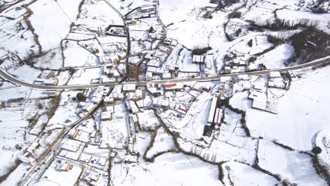 Dies-Ist-Ein-Filmmaterial-Einer-Drohne,-Luftaufnahme,-Schnee,-Natur,-Dorf