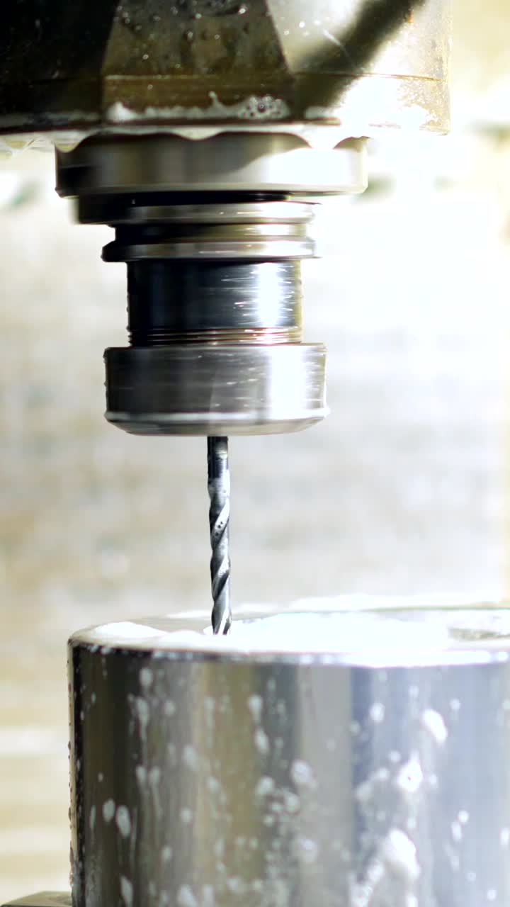 La fresatrice CNC in azione