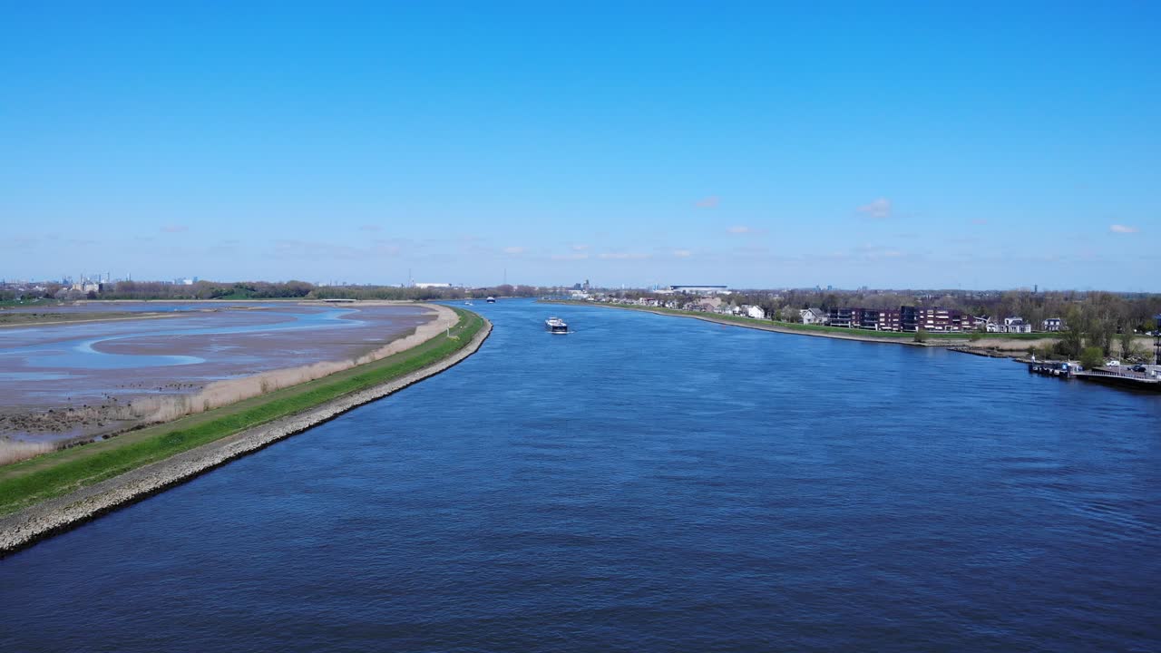 네덜란드 헨드릭-이도-암바흐트의 나투레이랜드 소피아폴더를 지나는 노르트 강을 건너는 화물선