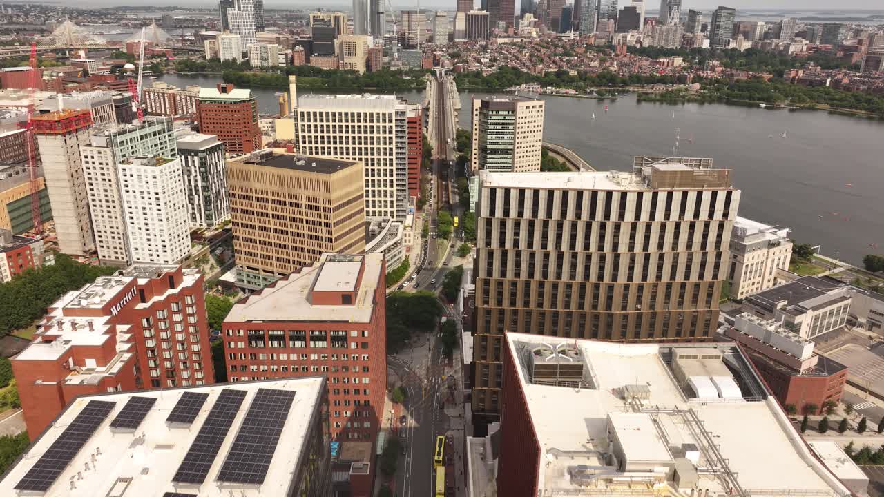 Horizonte da cidade de Boston, Massachusetts, tomada aérea de drone com panorâmica ascendente de Cambridge.