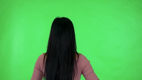 joven mujer asiática atractiva trabaja en el fondo como en tableta o teléfono inteligente - estudio de pantalla verde