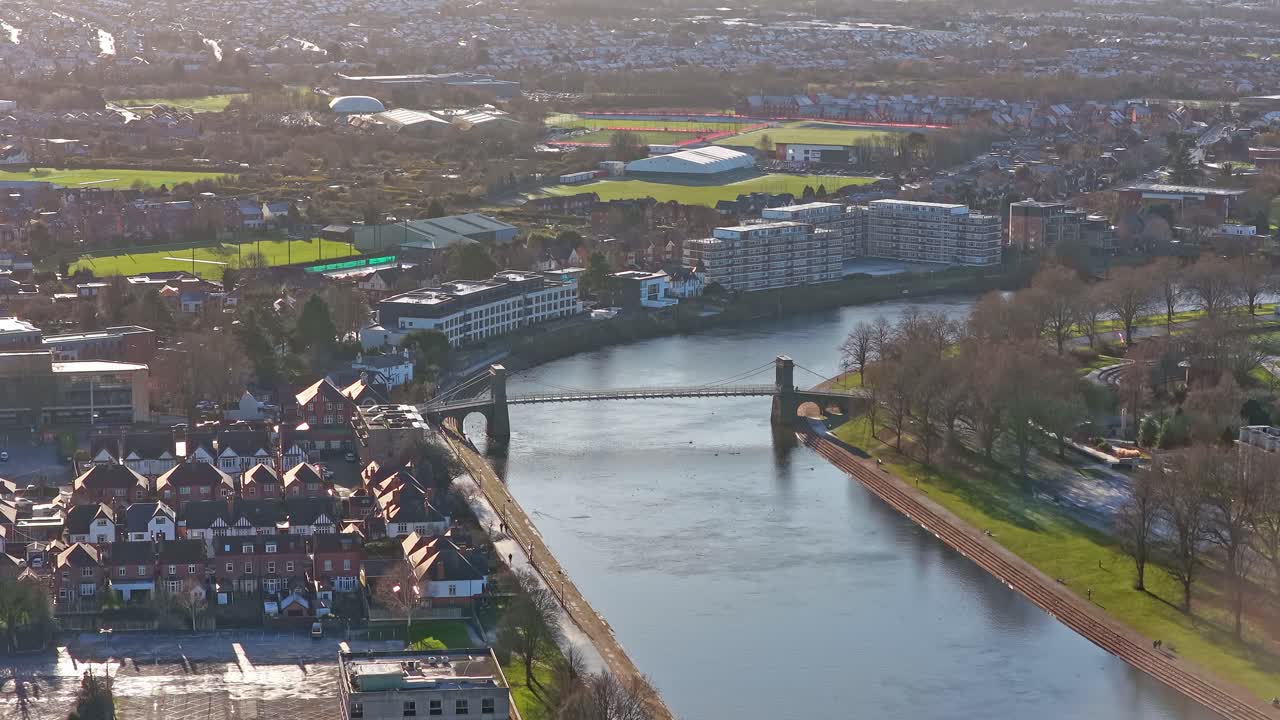 Prospettiva statica da drone che mette in risalto il Meadows Wilford Suspension Bridge sul fiume Trent, immerso nel paesaggio urbano invernale di Nottingham, NG2, Regno Unito