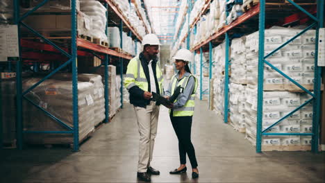 trabajadores del almacén inspeccionando el inventario