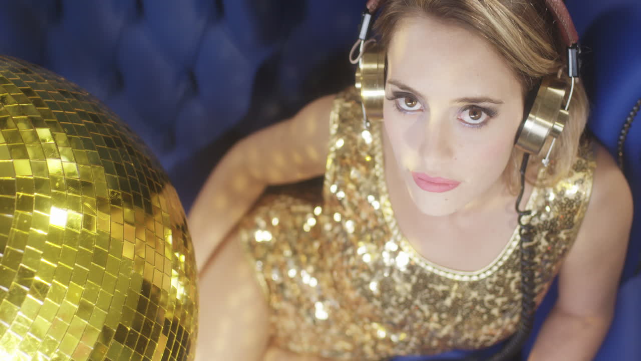 женщина золото синий 4k 00