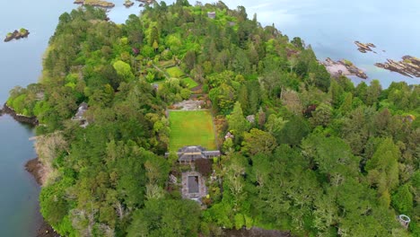 Lugares-épicos-De-Irlanda-Sobrevuelo-Con-Drones-De-La-Hermosa-Isla-Guarnición,-Jardines-Románticos-En-Una-Pequeña-Isla-En-La-Bahía-De-Bantry-En-West-Cork,-La-Belleza-Del-Camino-Atlántico-Salvaje