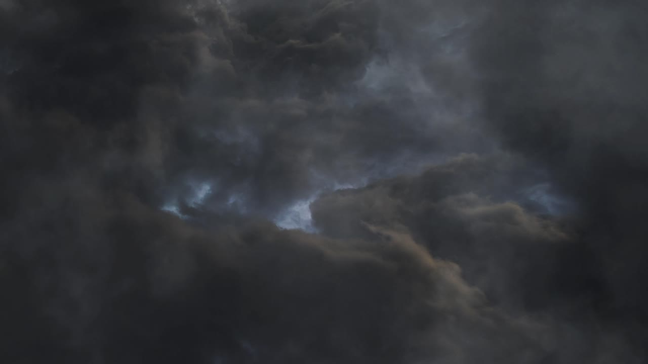 los rayos golpean hacia adelante en nubes oscuras