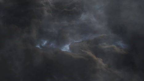 los rayos golpean hacia adelante en nubes oscuras