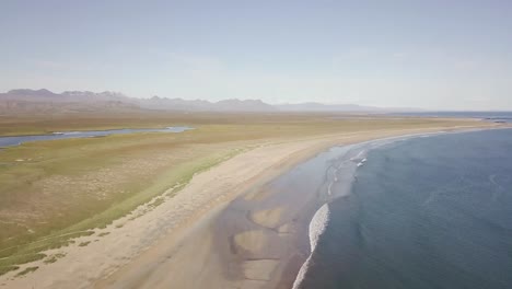 Imágenes-Aéreas-De-Una-Rara-Playa-De-Arena-Dorada-Y-Olas-Tranquilas-Durante-El-Verano-Soleado-En-La-Península-De-Snaefellsness,-Islandia