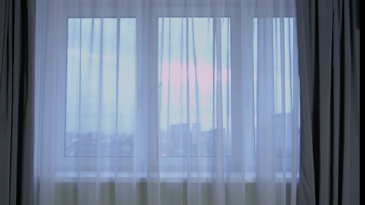 커튼과 함께 창밖의 저녁 구름 하늘의 시간 지연