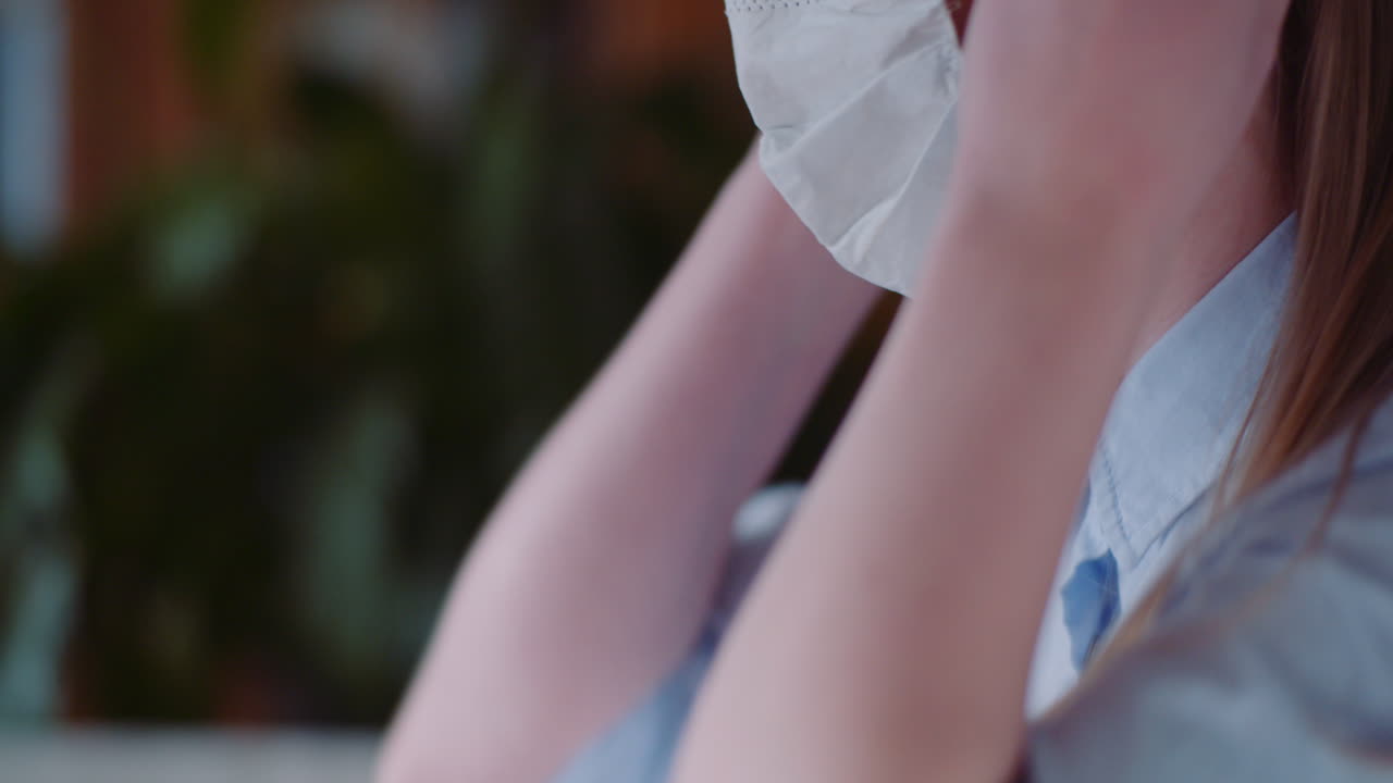 코로나 바이러스 증상이있는 젊은 여성 covid 19 5