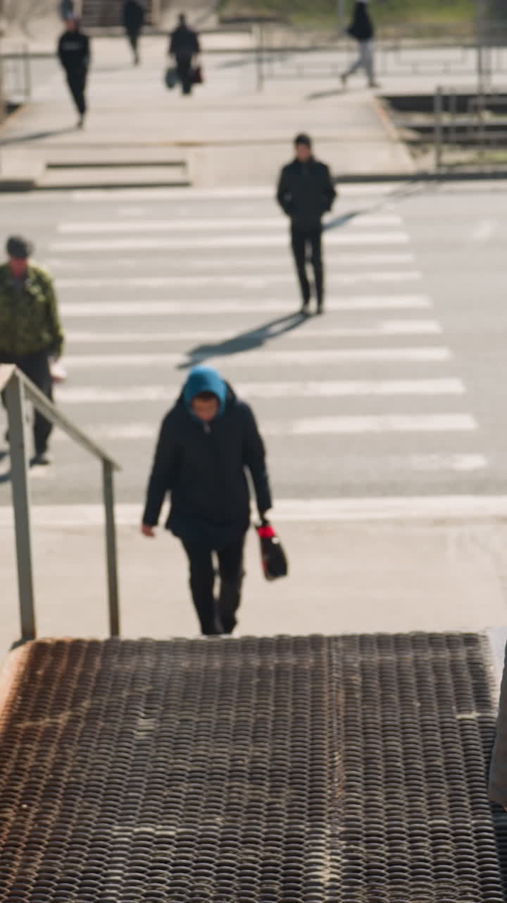 은 날 단보도를 가로질러 는 사람들의 가까운 모습, 높은 관점에서 찍힌 사진