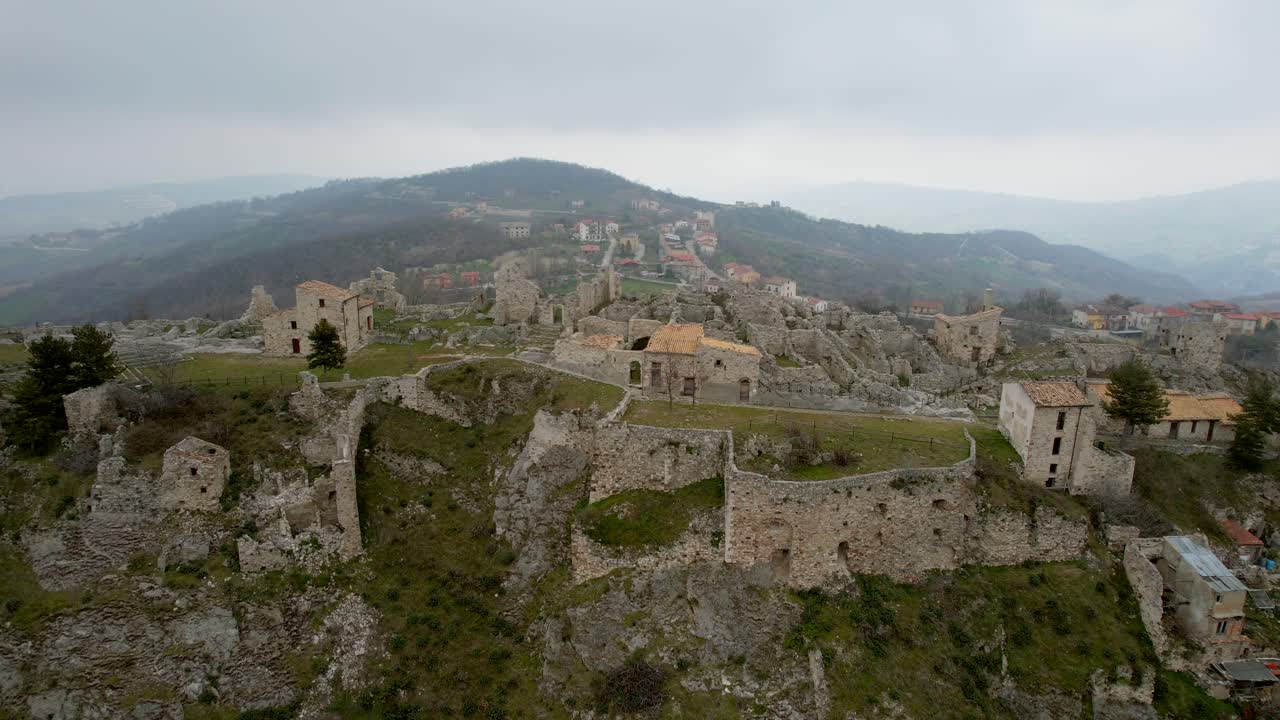 Questo è un video aereo dell'antico borgo di Gessopalena in Italia.