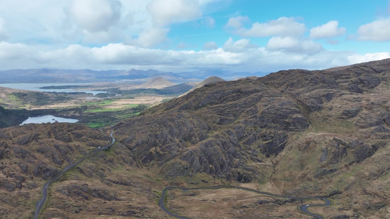 Epico drone sulla Wild Atlantic Way che si eleva sopra l'Healey Pass rivelando la Contea di Kerry in tutta la sua bellezza