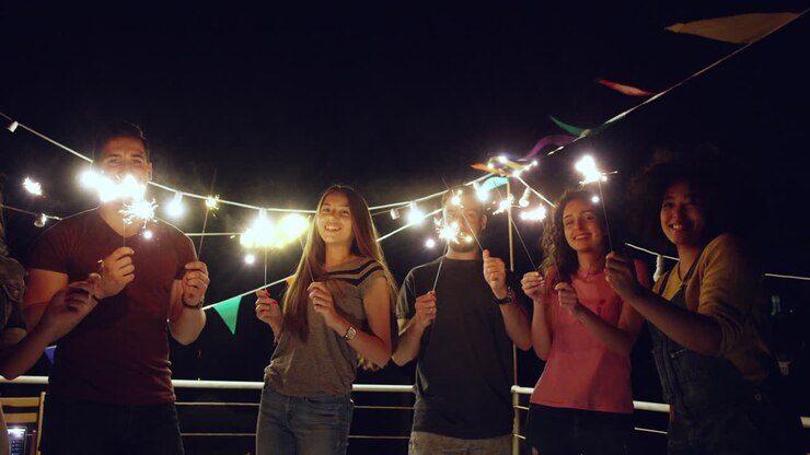 los amigos celebran con chispas en