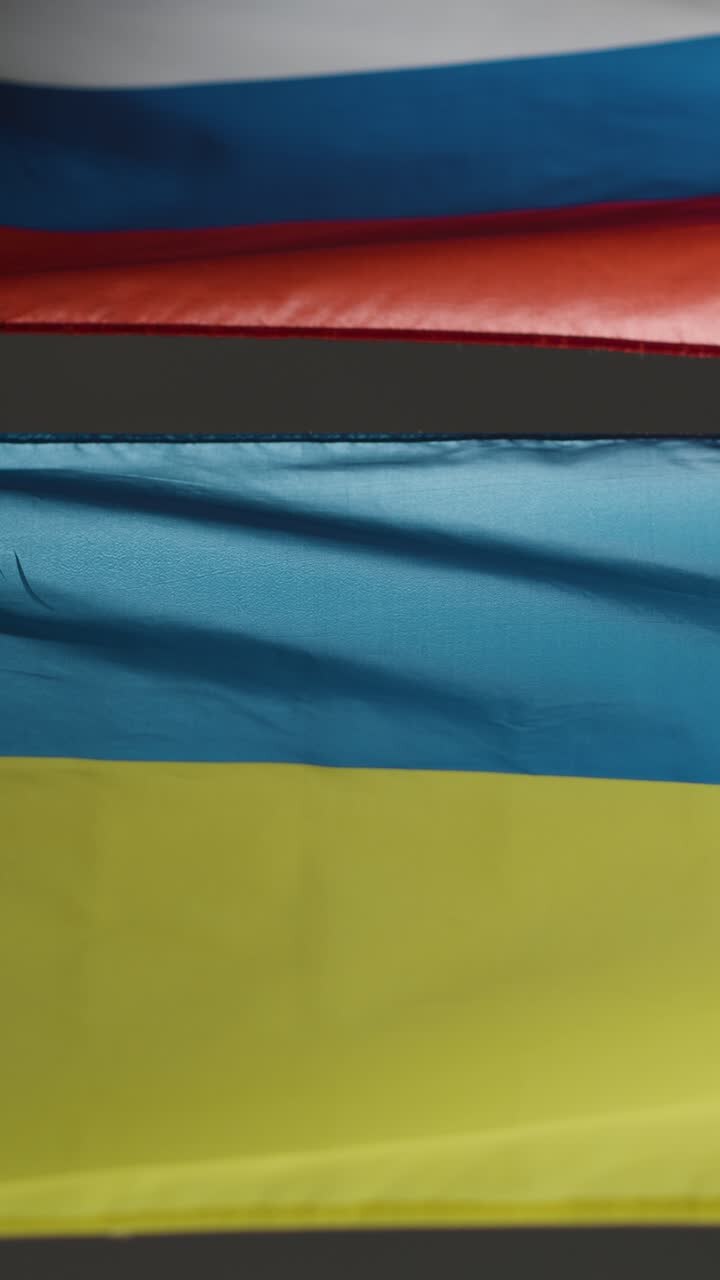 Imagem Vertical de Bandeiras Ucraniana e Russa 01