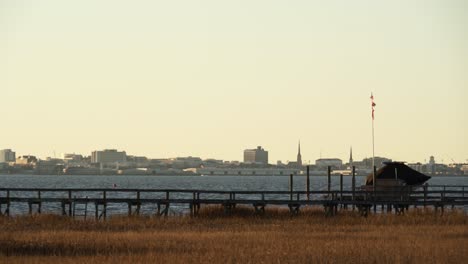 horizonte de charleston visto desde el puente de pitt street, monte agradable, carolina del sur