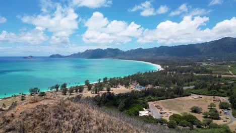 establecimiento aéreo sobre la montaña revelando la costa de oahu, hawai