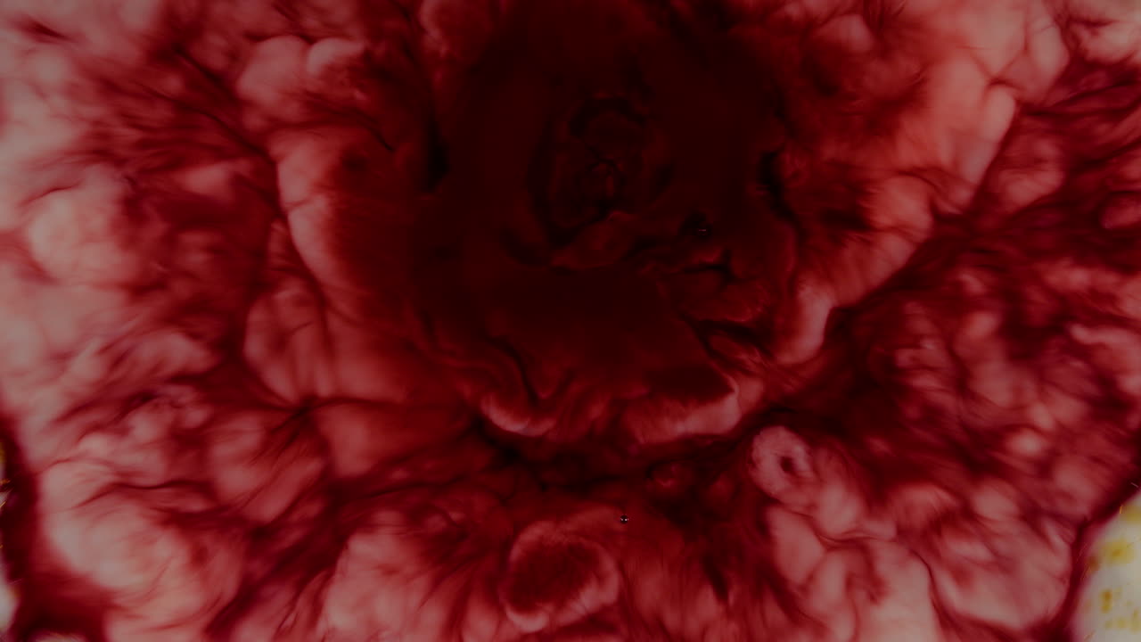 salpicaduras de líquido rojo épico, fluyendo en el tanque de agua, chorro rosado