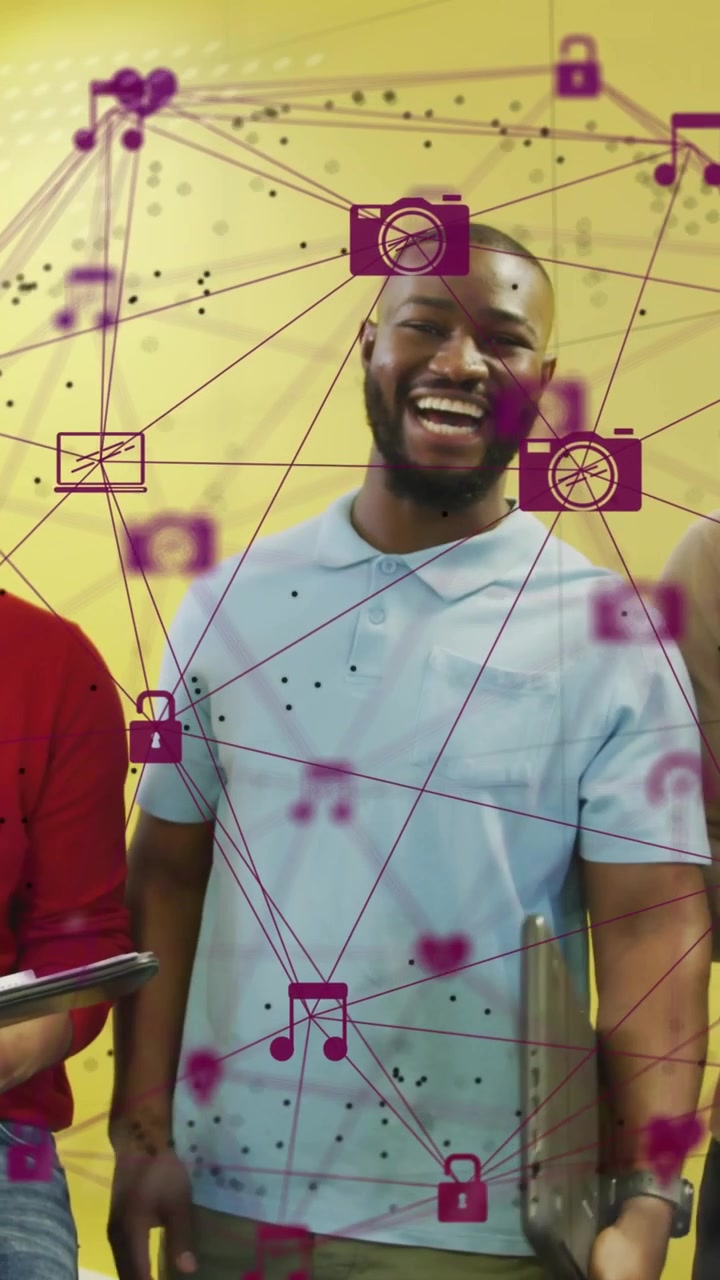 Video verticale: Uomo leader che tocca il laptop, generando una rete magenta scintillante sopra il team tecnologico per la revisione dei contenuti.