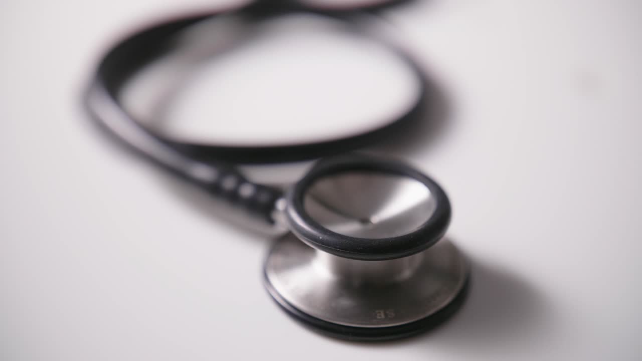 prise de vue rapprochée du stéthoscope médical sur la table 4k
