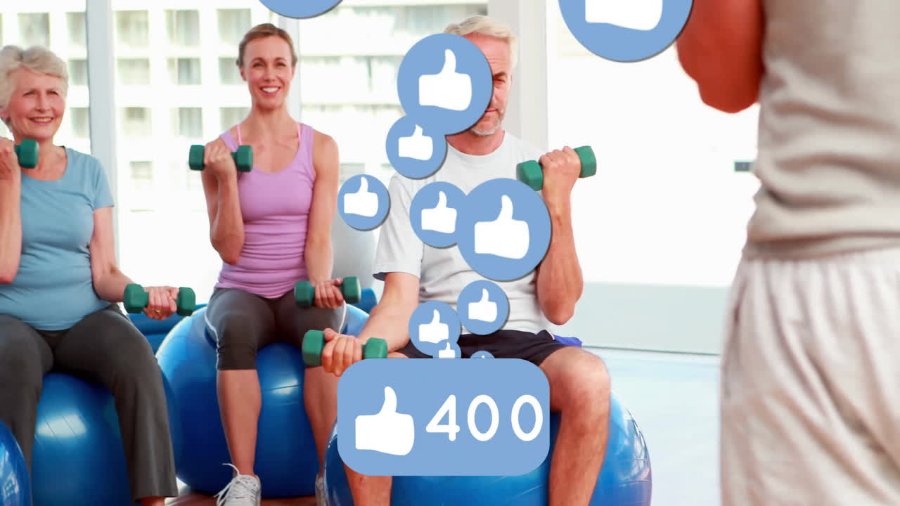 덤벨과 스테이블리티볼을 이용한 운동은 소셜미디어에서 즐겨받습니다.