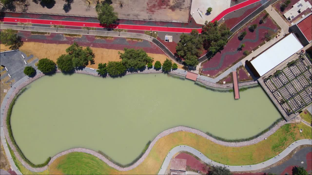 parque de construcción con piscina turquesa en el centro de méxico