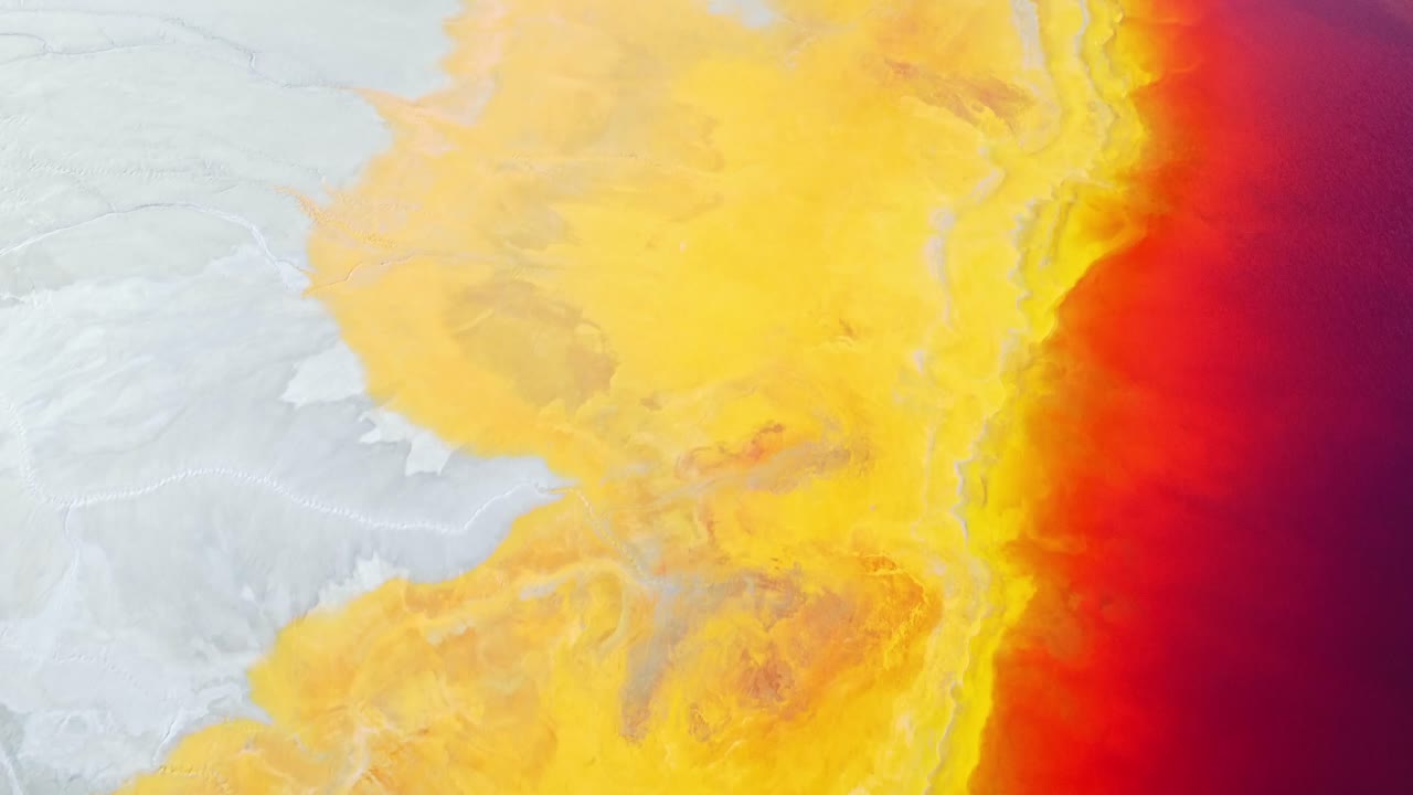 texturas coloridas en el terreno arenoso en el sitio de la mina en huelva